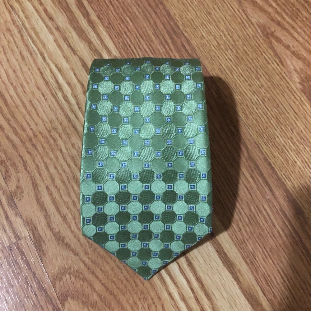 IZOD Tie Green/Pattern 100% Silk EUC